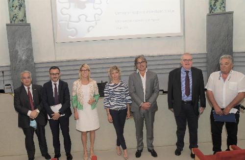 Gli assessori regionali Barbara Zilli (Finanze) e Sergio Emidio Bini (Attività produttive e Turismo), al centro nella foto, Federica Seganti (presidente di Friulia) e gli altri partecipanti alla conferenza stampa